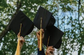 O Código de Defesa do Consumidor é cristalino ao estabelecer a responsabilidade solidária da faculdade por qualquer erro ou ato cometido por seus prepostos ou representantes