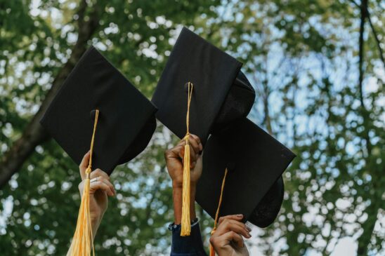 O Código de Defesa do Consumidor é cristalino ao estabelecer a responsabilidade solidária da faculdade por qualquer erro ou ato cometido por seus prepostos ou representantes