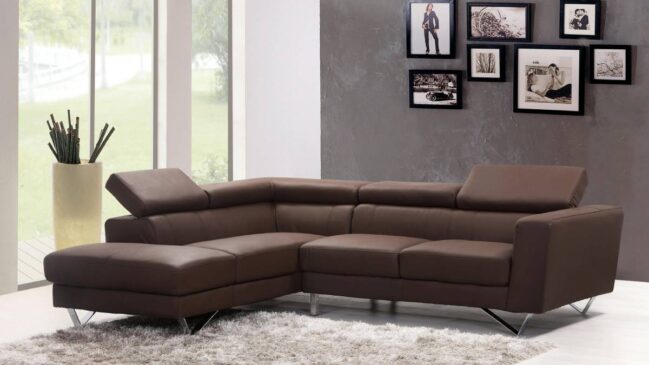 Sofás compactos unem design e funcionalidade. Modelos inteligentes transformam salas pequenas sem abrir mão do conforto.
