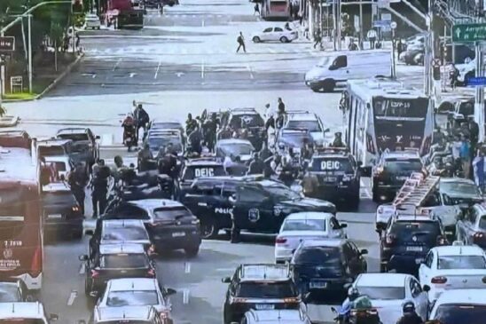Troca de tiros na Faria Lima deixa morto e paralisa avenida em SP