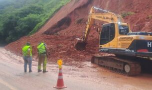 Trecho da Rodovia Dr. Manoel Hippolyto do Rego (Rio-Santos) opera em sistema Pare e Siga após deslizamento
