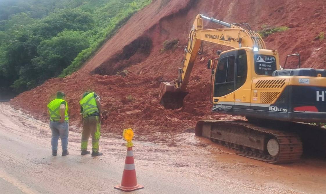 Trecho da Rodovia Dr. Manoel Hippolyto do Rego (Rio-Santos) opera em sistema Pare e Siga após deslizamento