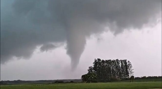 Vídeo mostra tornado no interior do Rio Grande do Sul neste domingo