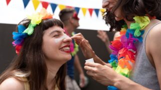 Planejar o que consumir, optar por preparações leves e fazer substituições inteligentes ajuda o corpo a sustentar o ritmo intenso do Carnaval