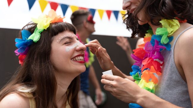 Planejar o que consumir, optar por preparações leves e fazer substituições inteligentes ajuda o corpo a sustentar o ritmo intenso do Carnaval