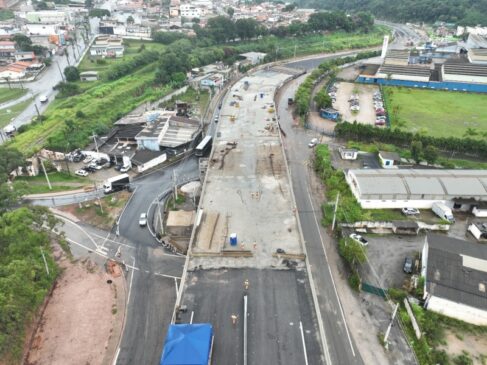 Obra de viaduto na rodovia Raposo Tavares, no trecho de Mairinque