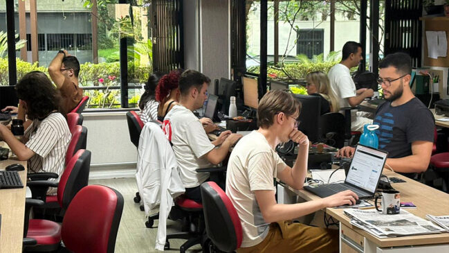Jornalistas da Gazeta de S.Paulo na sede do jornal, em Moema, na zona sul da capital paulista