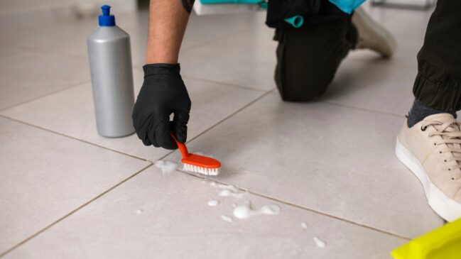 Rejunte branco de novo: limpeza certa remove o encardido sem água sanitária nem álcool.