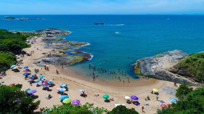 Para os amantes da natureza, Rio das Ostras oferece 15 praias com perfis variados ao longo de 28 km de litoral