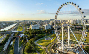 Na foto, a Roda Rico, atração dos parques Villa Lobos e Candido Portinari, na zona oeste de São Paulo, parques que antes eram áreas degradadas