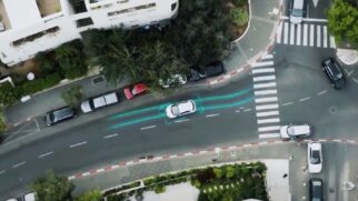 Chamado de DWPT, o sistema "carrega do asfalto" sem contato físico e depende de infraestrutura elétrica, sensores e eletrônica de potência; a tecnologia ainda está em testes fora de larga escala.