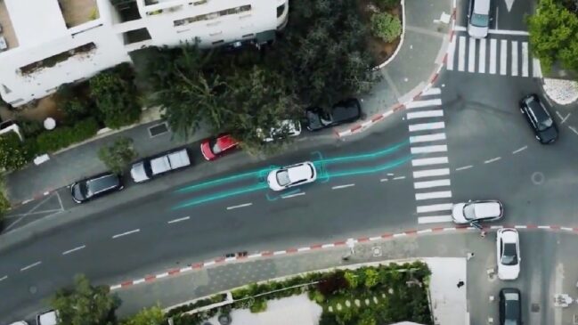 Chamado de DWPT, o sistema "carrega do asfalto" sem contato físico e depende de infraestrutura elétrica, sensores e eletrônica de potência; a tecnologia ainda está em testes fora de larga escala.