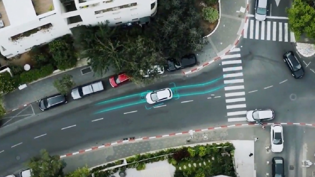 Chamado de DWPT, o sistema "carrega do asfalto" sem contato físico e depende de infraestrutura elétrica, sensores e eletrônica de potência; a tecnologia ainda está em testes fora de larga escala.