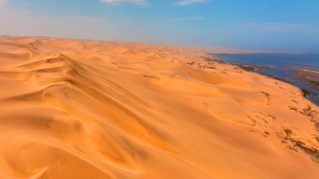 Com mais de 2 mil km de extensão, o Namibe reúne dunas altas, ventos fortes e espécies que sobrevivem com pouca água