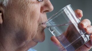 Água, alimentação com menos ultraprocessados e atividade física entram na lista de atitudes que protegem o fígado
