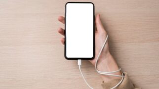Recarregar o celular rapidamente não conta como um ciclo completo, então não afetará a saúde da bateria