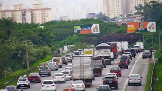 Na chegada pelas rodovias federais, a Via Dutra (BR-116) tem lentidão persistente na região de Guarulhos