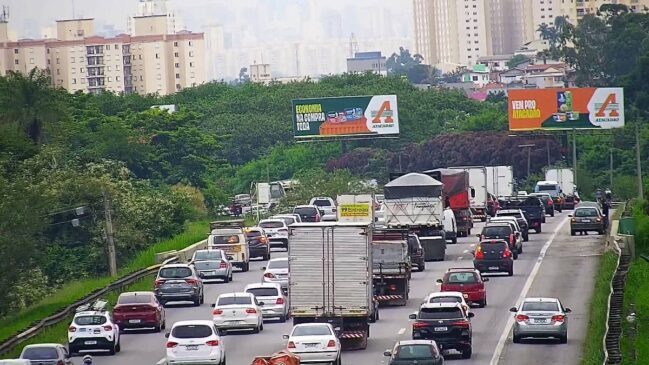 Na chegada pelas rodovias federais, a Via Dutra (BR-116) tem lentidão persistente na região de Guarulhos