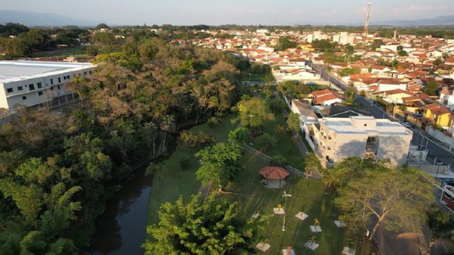Com acesso facilitado por importantes rodovias, o município oferece uma vista privilegiada para a Serra da Mantiqueira