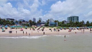 Prédios de até 35 metros escalonados preservam o horizonte da praia em João Pessoa, modelo contra verticalização excessiva.