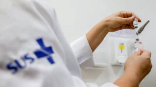 Vírus da mpox e da varíola pertencem à mesma família, mas apresentam diferenças genéticas que impactam a gravidade da doença.