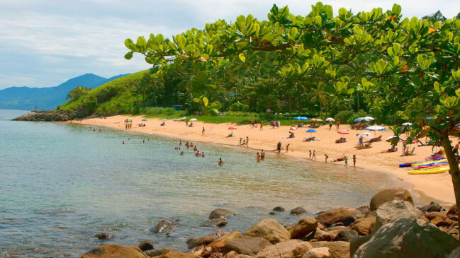 Cinco roteiros imperdíveis a poucas horas da capital: saiba como fugir do trânsito, onde encontrar as melhores praias ou cachoeiras e como garantir sua reserva de última hora para o Carnaval