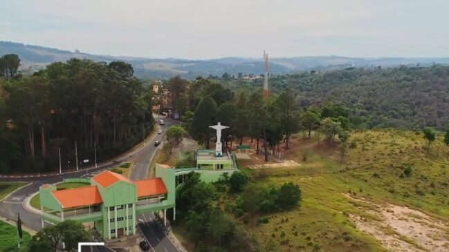 Localizada na Região Metropolitana de Campinas, a cerca de 75 a 90 km da capital paulista, a cidade de 76 mil habitantes é um dos destinos mais desejados para quem busca qualidade de vida