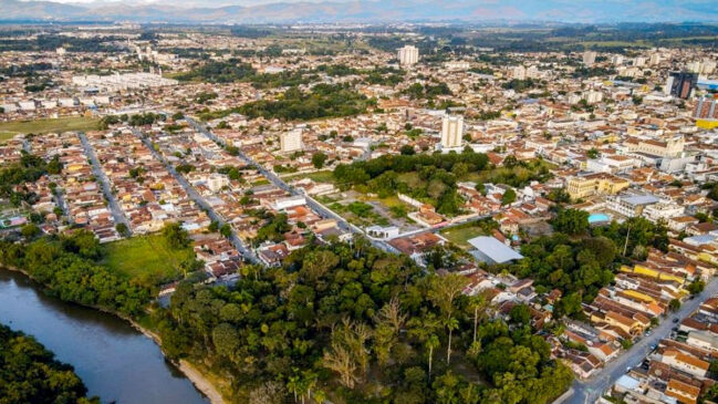 Prefeitura de Pindamonhangaba, na região do Vale do Paraíba, decidiu suspender temporariamente a cobrança da taxa de lixo e do Imposto Predial e Territorial Urbano (IPTU) enquanto realiza a revisão dos valores aplicados
