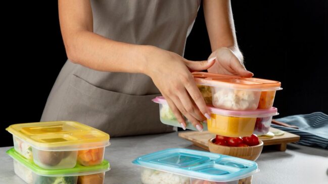 Recipientes da Tupperware se tornaram símbolo de durabilidade nas cozinhas, mas o modelo que garantiu fama global acabou desafiado pelas mudanças no consumo