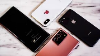 Esquecidos em gavetas, alguns celulares antigos hoje valem mais do que imóveis no mercado de colecionadores.