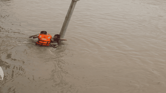 Ruas de Sorocaba ficaram completamente alagadas após forte temporal