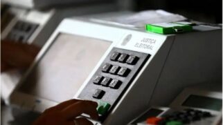 Quem não comparecer à seção eleitoral pode realizar a justificativa de forma digital, sem necessidade de deslocamento físico até uma urna. Marcelo Camargo/Agência Brasil