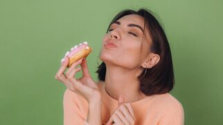 Além de refrescante e pouco calórico, a fruta contém enzimas que podem ajudar a diminuir a vontade de sobremesas açucaradas após as refeições