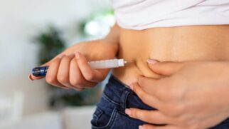 Canetas emagrecedoras ganharam popularidade no Brasil, mas exigem prescrição médica e acompanhamento profissional.