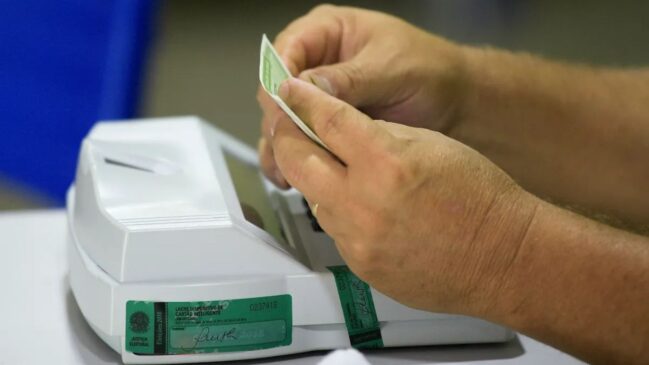 Limite para se tirar o título de eleitor para participar das eleições deste ano é 8 de maio. Pedro França/Agência Senado
