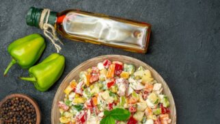 Vinagrete de frutas maduras combina frescor e acidez para valorizar saladas e grelhados.