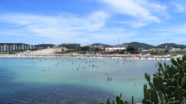 Carinhosamente apelidada de 'Caribe Brasileiro', Cabo Frio combina areias branquíssimas com um mar de tom azul-turquesa
