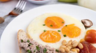 Como fontes de proteína, especialistas recomendam ovos e laticínios, mas fazem um alerta: os ovos devem ser bem cozidos