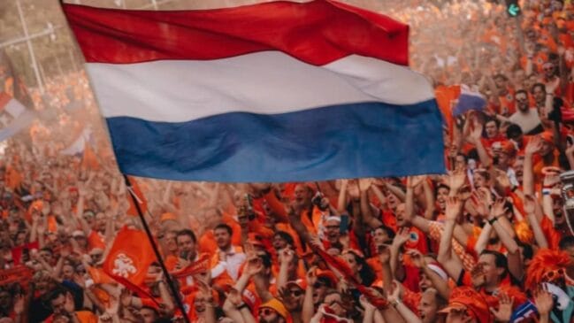 Campos de tulipas e moinhos de vento ajudam a popularizar o nome "Holanda", embora o termo correto para o país seja Países Baixos