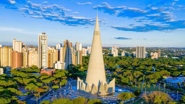 Planejada no norte do Paraná, Maringá surgiu inspirada em uma música brasileira e hoje é conhecida pela intensa arborização urbana e pela catedral considerada a mais alta da América Latina.