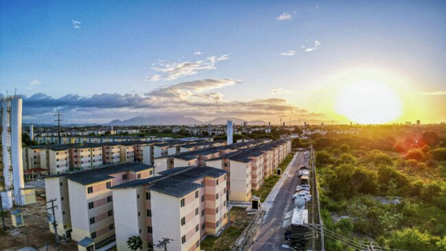 O FGTS é a principal fonte de recursos do programa habitacional, oferecendo taxas de juros reduzidas, descontos e a possibilidade de usar o saldo da conta para entrada ou amortização da dívida