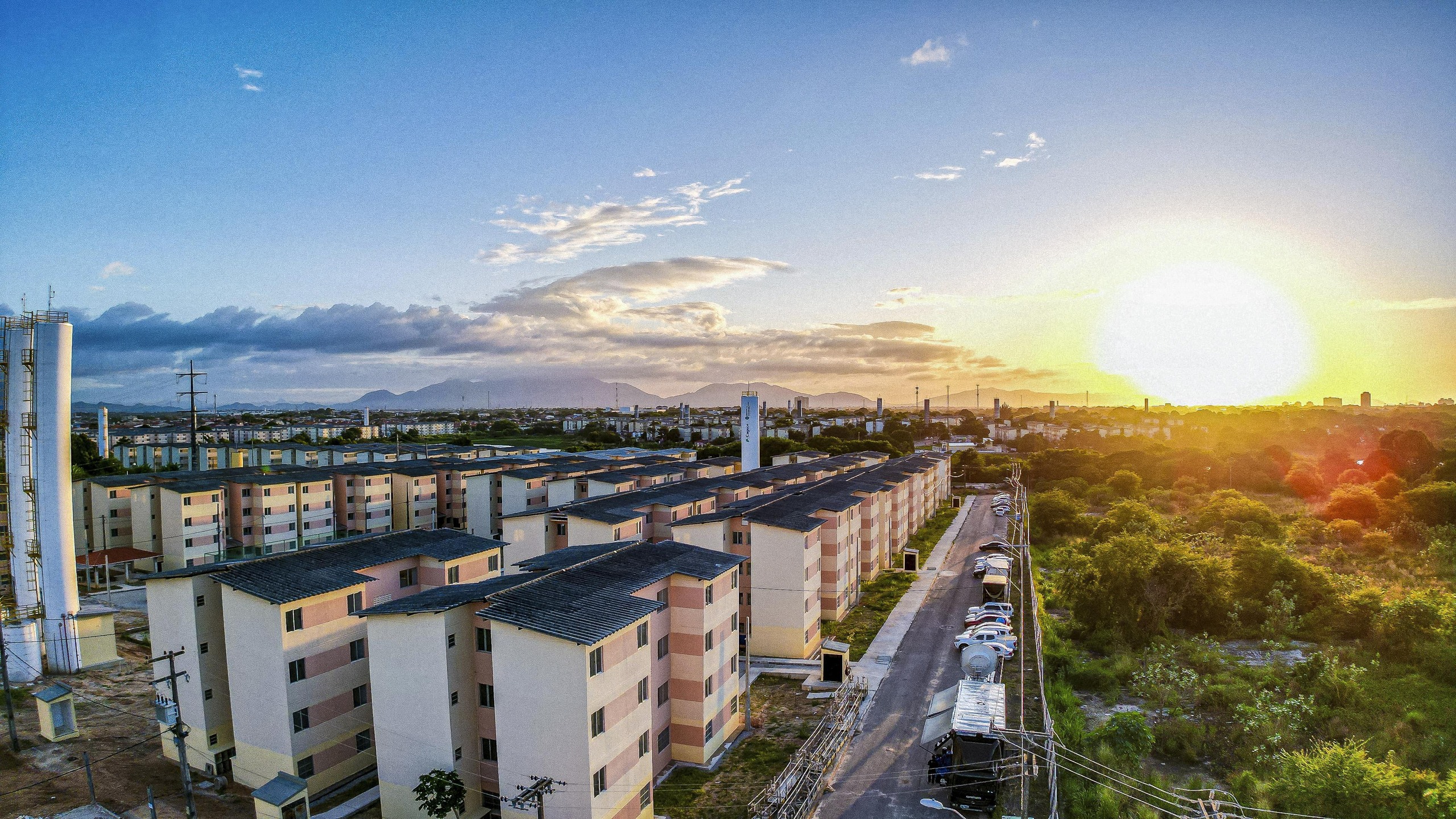 O FGTS é a principal fonte de recursos do programa habitacional, oferecendo taxas de juros reduzidas, descontos e a possibilidade de usar o saldo da conta para entrada ou amortização da dívida