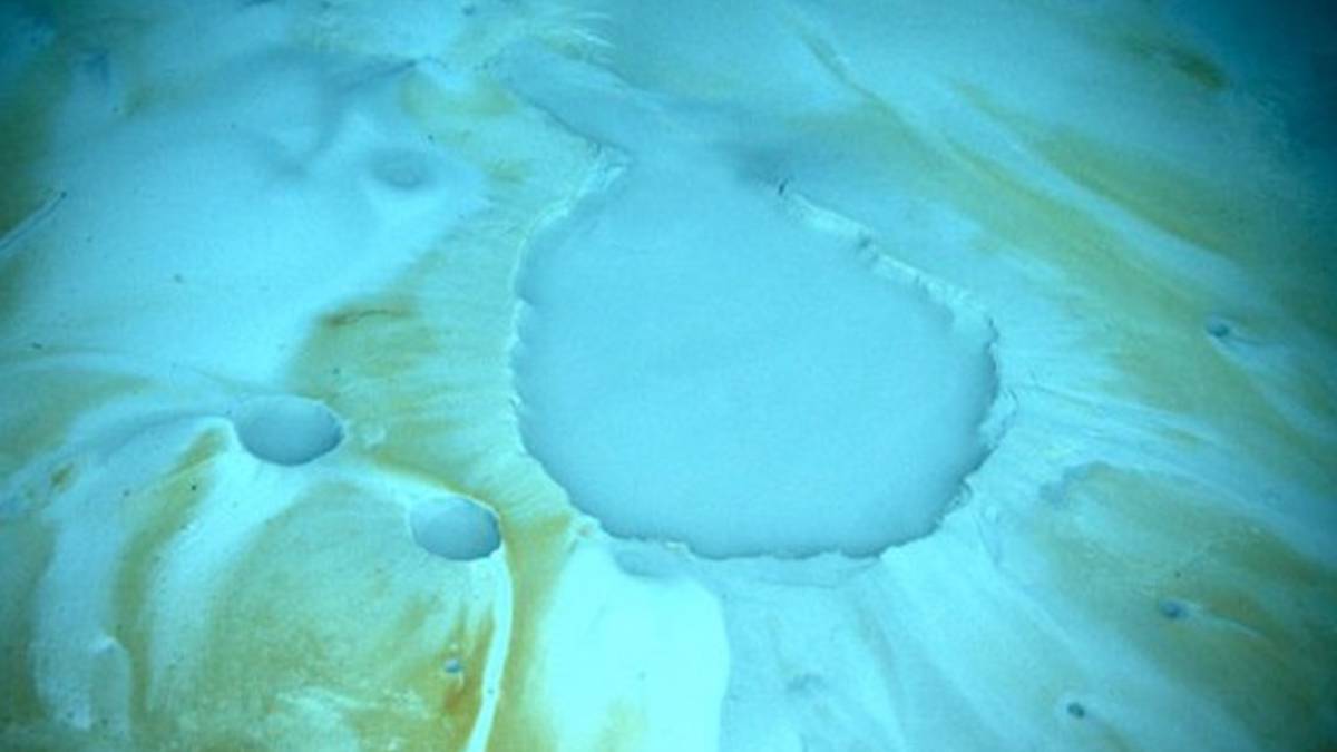Isolado por uma fronteira invisível, o fenômeno extremo surpreende pela química letal e pela vida que resiste nas profundezas