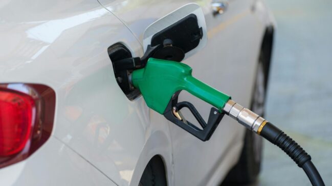 Reflexo no bico da bomba: com a zeragem dos impostos federais, o diesel S10 passou a ser o foco das reduções, enquanto a gasolina permanece na casa dos R$ 6,30 por litro