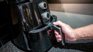 Procedimento é rápido e evita que você precise esfregar excessivamente o cesto da airfryer