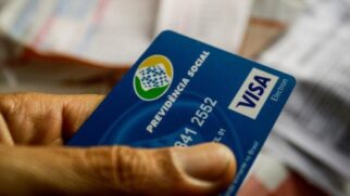 Aproximadamente 35,2 milhões de benefícios do INSS serão contemplados com a antecipação do 13&ordm; salário em 2026. Os pagamentos, divididos em duas parcelas, serão realizados em abril e maio conforme o número final do cartão de benefício de cada segurado. Aluísio Maurício/Fotoarena
