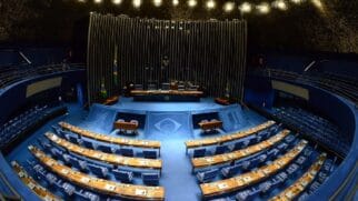 Episódios envolvendo deputados dando 'carteirada' não são incomuns na política brasileira