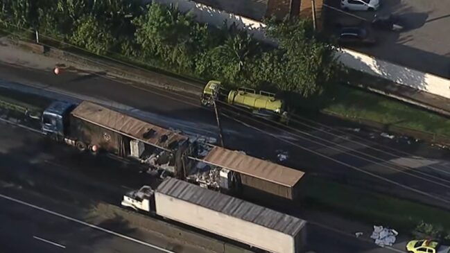 A pista Norte, no sentido de São Paulo também foi interditada para inversão de mão de direção