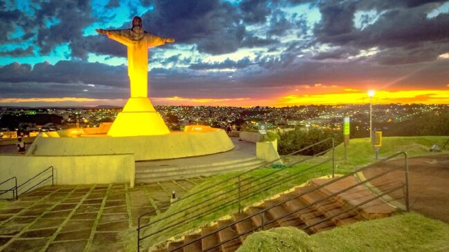 Localizada a cerca de 370 km de Belo Horizonte, Araxá oferece uma combinação de arquitetura imponente e clima ameno