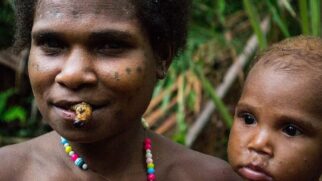 Eles se deslocam como nômades, caçam macacos e tartarugas, e seguem práticas tradicionais de sobrevivência sem utilizar utensílios modernos.